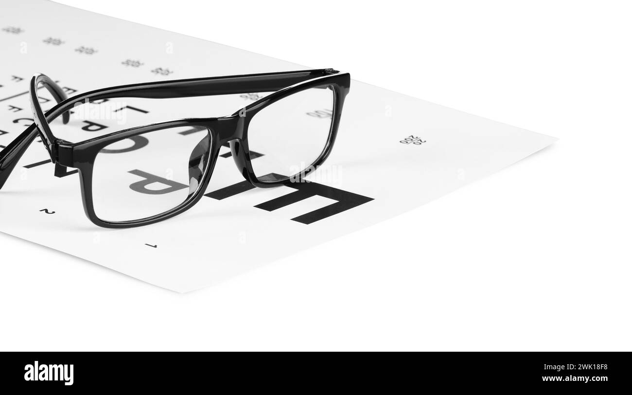 Lunettes et tableau de test de vision isolé sur blanc Banque D'Images