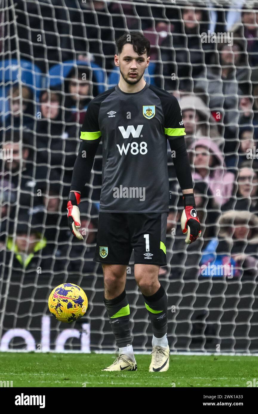 James Trafford de Burnley lors du premier League match Burnley vs Arsenal à Turf Moor, Burnley, Royaume-Uni. 17 février 2024. (Photo de Craig Thomas/News images) in, le 17/02/2024. (Photo de Craig Thomas/News images/SIPA USA) crédit : SIPA USA/Alamy Live News Banque D'Images