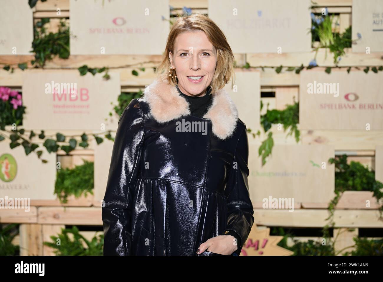 Berlin, Allemagne. 17 février 2024. Franziska Weisz vient au Holzmarkt lors de la 74ème Berlinale pour le Parti MMB (Medienboard BerlinBrandenburg). Crédit : Annette Riedl/dpa/Alamy Live News Banque D'Images