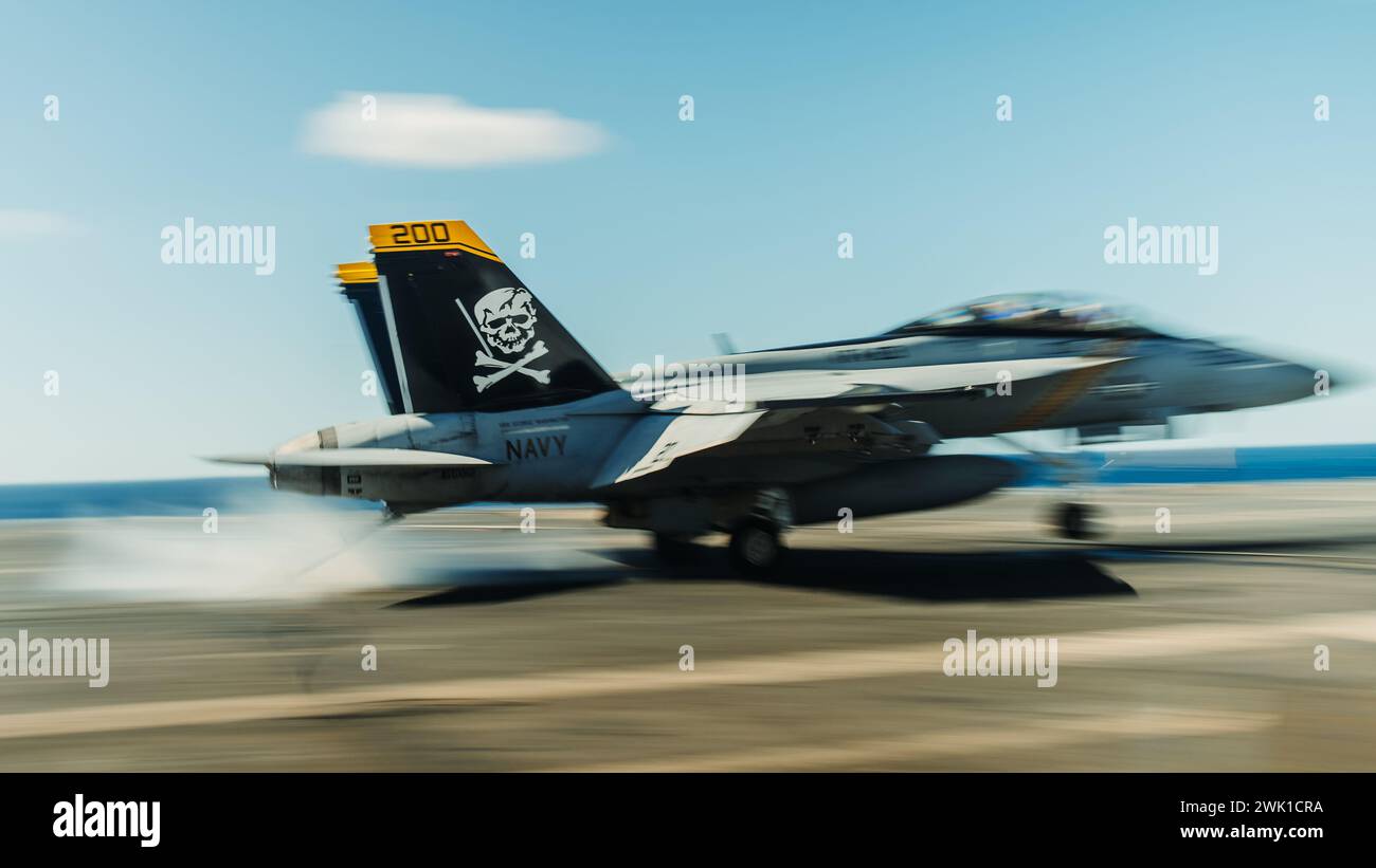 Un F/A-18E Super Hornet atterrit sur le porte-avions USS George Washington (CVN 73) le 14 février 2023. Photo d'August Clawson Banque D'Images