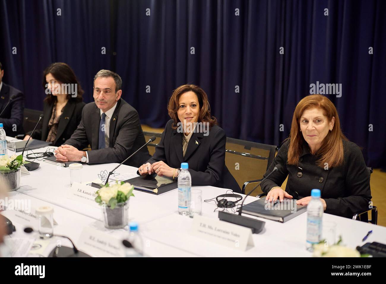 Munich, Allemagne. 17 février 2024. Le vice-président AMÉRICAIN Kamala Harris (2R), assiste à la 60e conférence de Munich sur la sécurité (MSC) à l’hôtel Bayerischer Hof à Munich, en Allemagne, le samedi 17 février 2024. 50 chefs d'état et de gouvernement et environ 100 ministres devraient assister à la plus importante réunion mondiale de politiciens et d'experts en matière de politique de sécurité. Photo du Bureau de presse présidentiel ukrainien/UPI crédit : UPI/Alamy Live News Banque D'Images