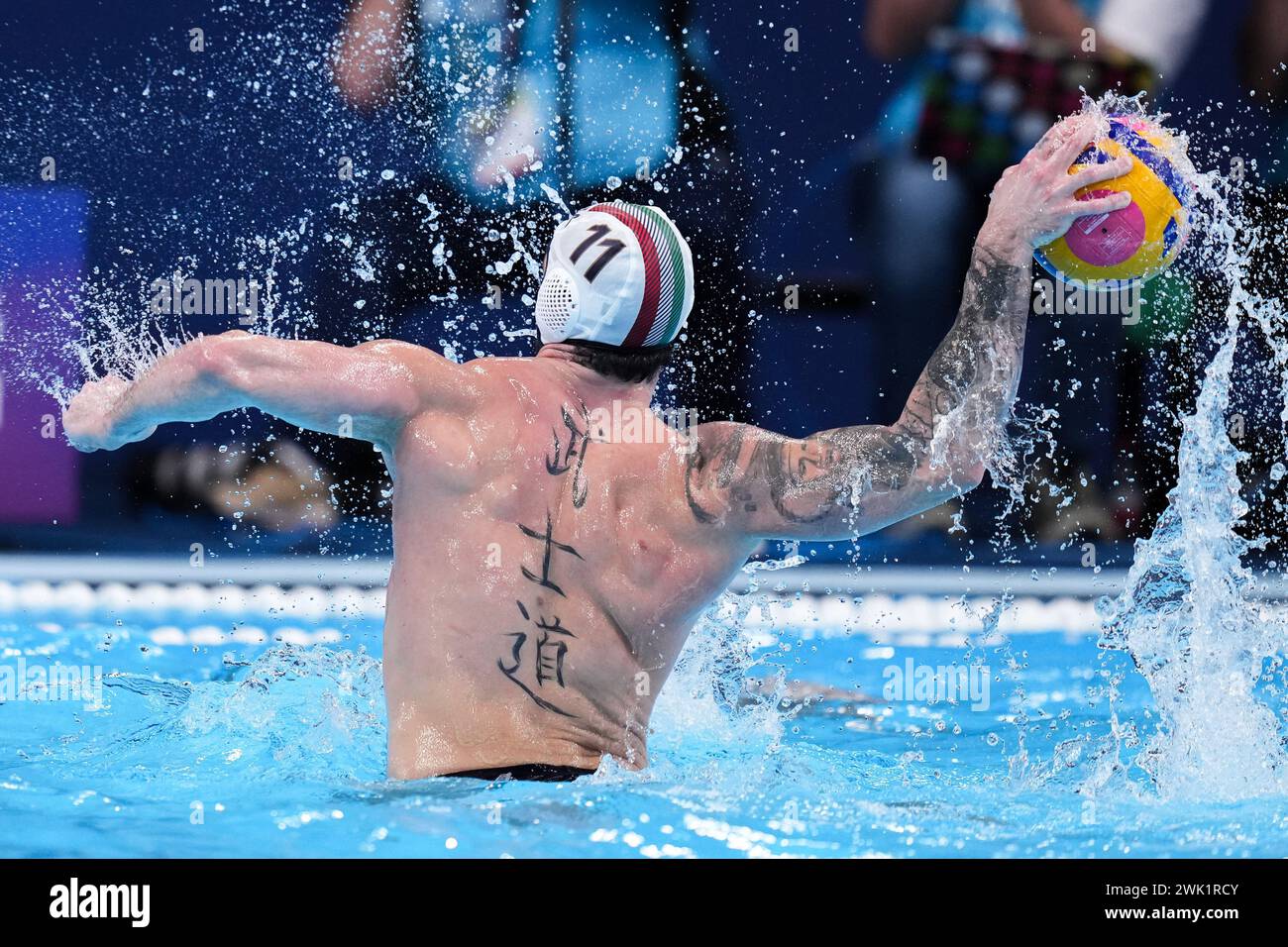 Doha, Qatar. 17 février 2024. Edoardo Di Somma, de l'Italie, tourne lors du match pour la médaille d'or masculin de water-polo entre l'Italie et la Croatie aux Championnats du monde de natation 2024 à Doha, Qatar, le 17 février 2024. Crédit : du Yu/Xinhua/Alamy Live News Banque D'Images