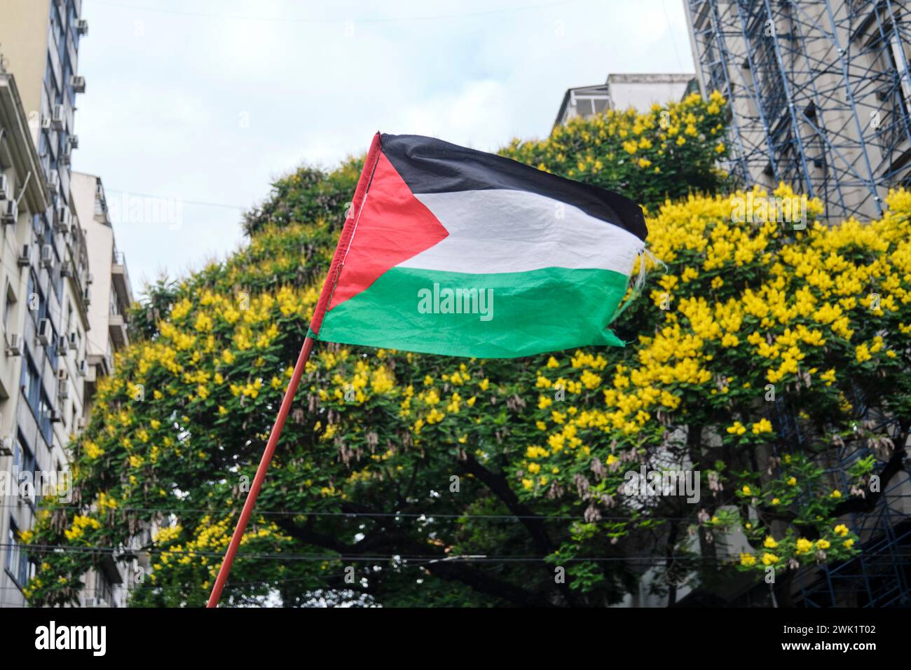 Buenos Aires, Argentine, 16 février 2024 : drapeau palestinien agitant lors d'une manifestation de solidarité avec la Palestine et contre Israël attaque et zioni Banque D'Images