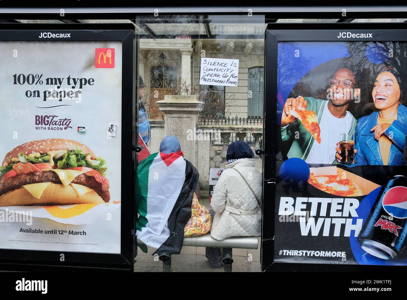 Londres, Royaume-Uni, 17 février 2024. Un abri de bus avec Pepsi et McDonalds publicité, ces derniers consommateurs sont invités à boycotter en raison de liens avec Israël, avec un avis pour parler au nom du peuple palestinien. Des dizaines de milliers de personnes ont participé à une marche organisée par la Palestine Solidarity Campaign (PSC), la première à se tenir près de l’ambassade d’Israël depuis octobre, appelant à un cessez-le-feu immédiat. Plus de 30 000 Palestiniens ont perdu la vie dans le conflit israélo-Hamas. Crédit : onzième heure photographie/Alamy Live News Banque D'Images