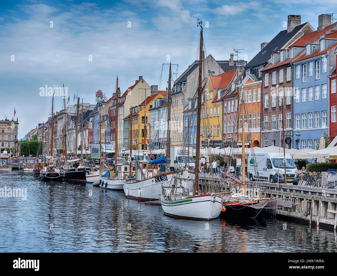 Des bâtiments colorés bordent la promenade du canal Nyhavn dans le centre de Copenhague. Banque D'Images