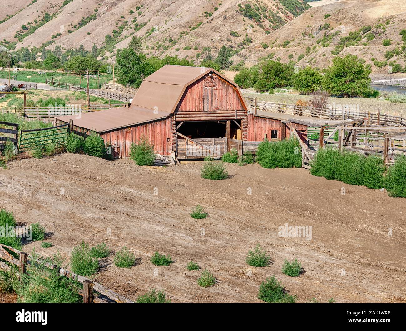 Une grange rouge rustique est située à côté de la rivière Salmon inférieure près de Lucile, Idaho. Banque D'Images