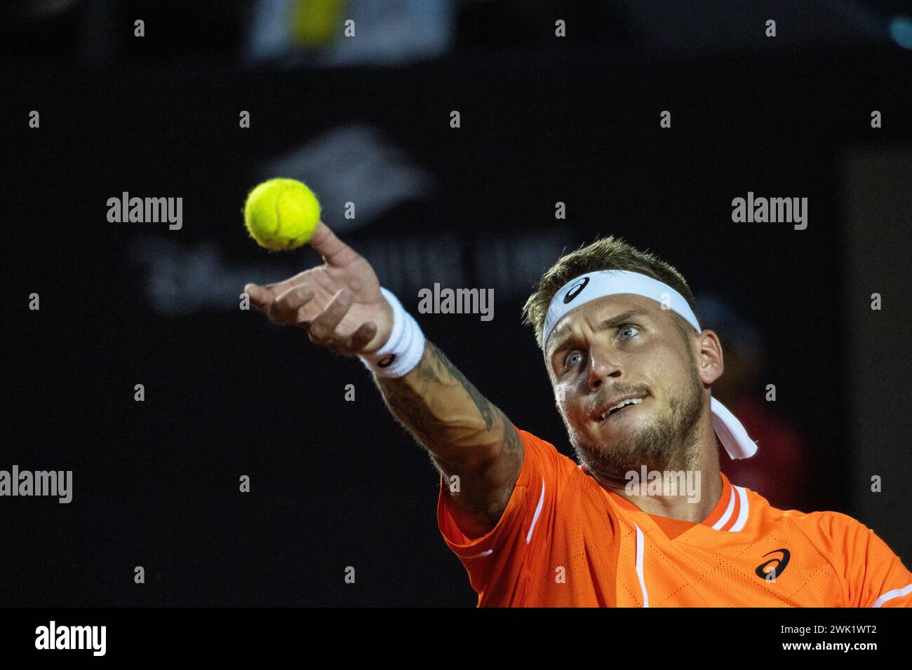 Rio de Janeiro, Brésil. 17 février 2024. Alex Molcan de Slovaquie sert à Felipe Meligeni Alves du Brésil lors de la première ronde de qualification à l'Open de Rio ATP500 2024 au Jockey Club Brasileiro à Rio de Janeiro, Brésil, le 17 février 2024. Crédit : Wang Tiancong/Xinhua/Alamy Live News Banque D'Images