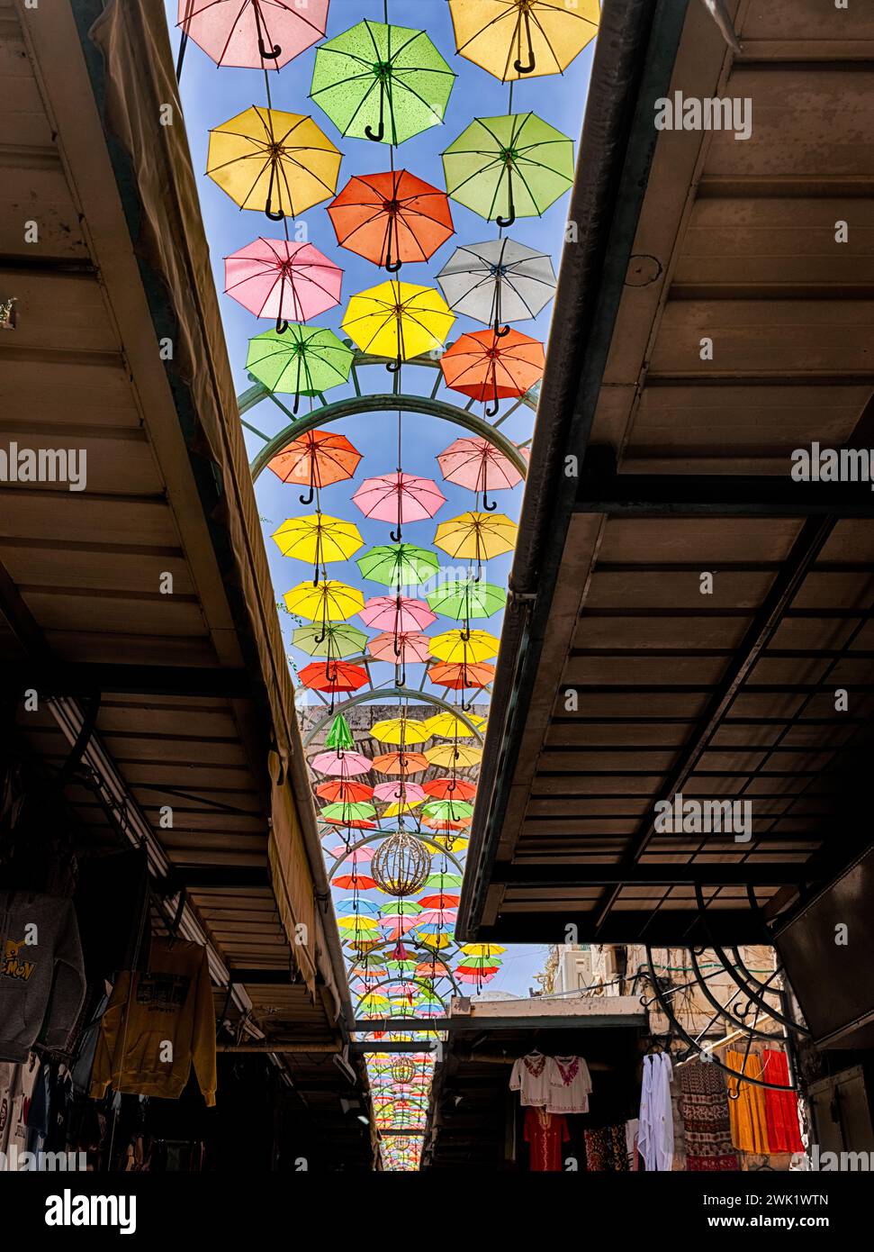 Des centaines de parapluies décoratifs aux couleurs vives sont suspendus au-dessus de l'une des rues étroites de la vieille ville de Jérusalem. Banque D'Images