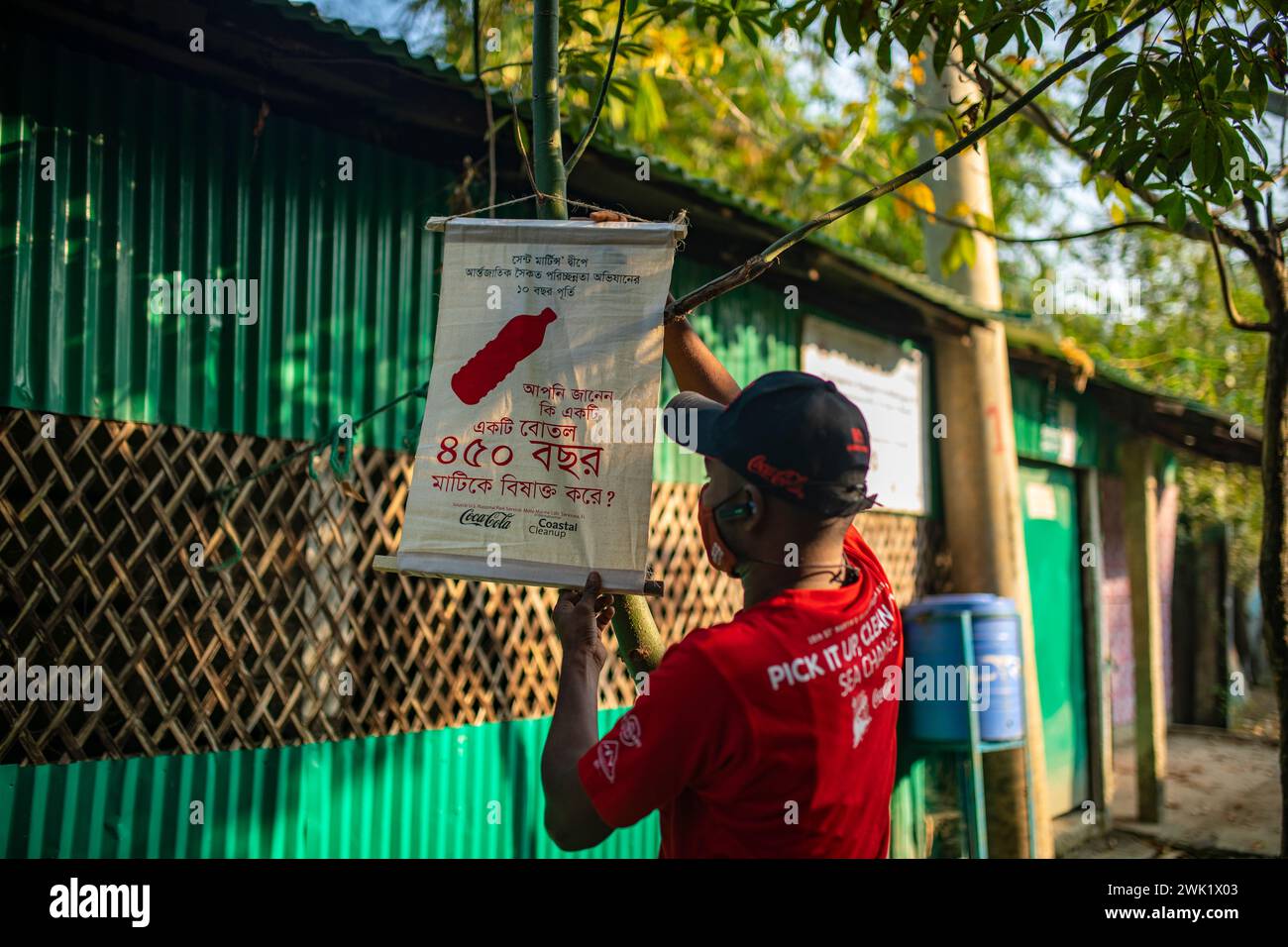 Un environnement ami banner accroché sur les rues à Saint Martin's Island au cours du programme de nettoyage des côtes internationale organisée par Bang Personnalités liées à la Banque D'Images
