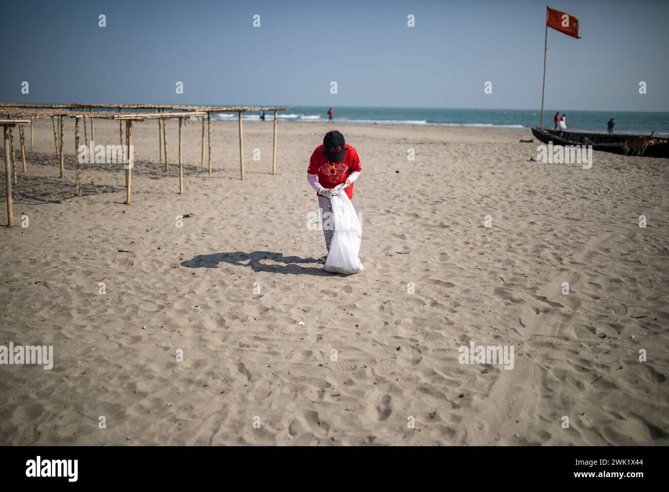 Les bénévoles nettoyer l'île de Saint Martin comme une plage de la mer de l'OCDP nettoyage des côtes international organisé par le Bangladesh, les personnalités liées à la coordination Banque D'Images