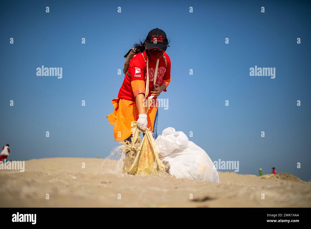 Les bénévoles nettoyer l'île de Saint Martin comme une plage de la mer de l'OCDP nettoyage des côtes international organisé par le Bangladesh, les personnalités liées à la coordination Banque D'Images