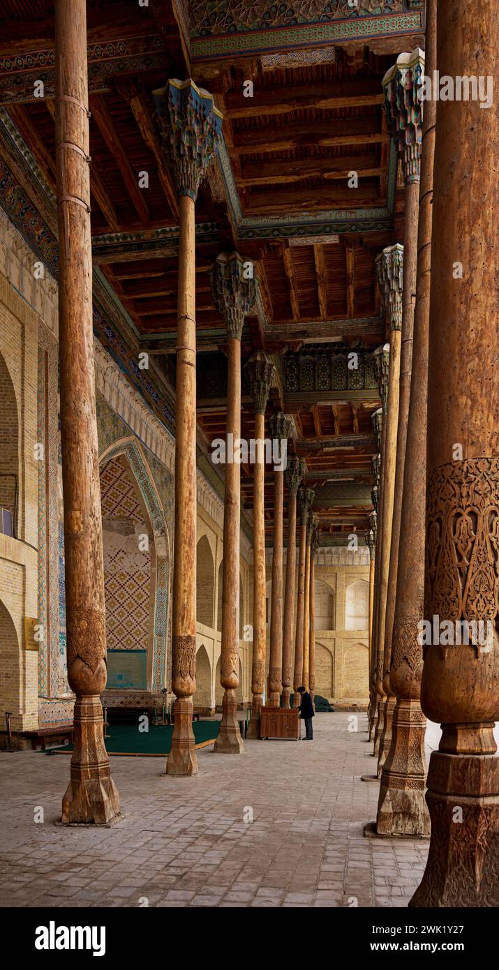 L'entrée à colonnades de la Madrasa Bolo Hauz, le temple où l'émir de Boukhara assistait aux prières Banque D'Images