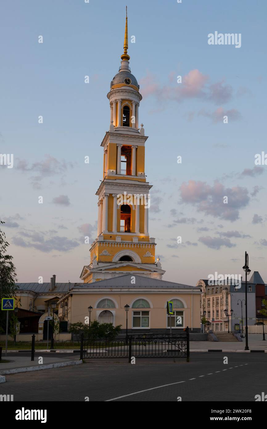 KOLOMNA, RUSSIE - 17 JUIN 2023 : le clocher de l'église de Jean le théologien tôt le matin de juin Banque D'Images