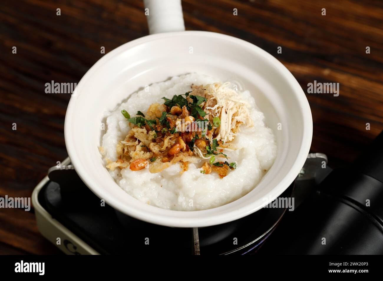 Porridge de poulet argenté chinois ou Bubur Bakar, petit déjeuner asiatique. Banque D'Images