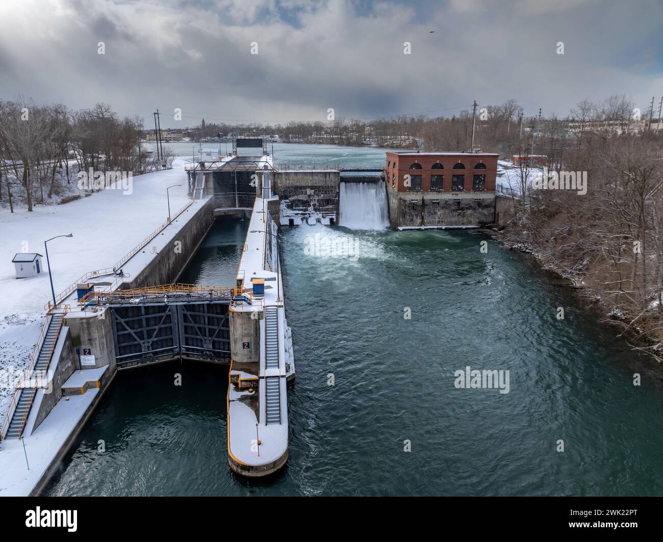 Image aérienne hivernale des écluses du canal Érié trouvées à Seneca Falls, NY, entre le lac Seneca et le lac Cayuga. Banque D'Images