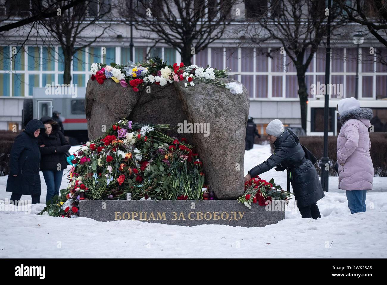 Les gens déposent des fleurs à un mémorial spontané en mémoire du défunt chef de l'opposition russe Alexei Navalny, organisé à la Pierre de Solovetsky, un monument aux victimes de la répression politique à Pétersbourg. Le chef de l'opposition russe Alexei Navalny serait mort dans la colonie pénitentiaire IK-3, connue sous le nom de « loup polaire », dans l'Okrug autonome Yamalo-Nenets, selon le service de presse du Service pénitentiaire fédéral. Les autorités pénitentiaires ont indiqué que Navalny ne se sentait pas bien après une promenade vendredi. Il a été vu pour la dernière fois de bonne humeur lors d'une apparition de lien vidéo au tribunal juste un jour avant. Banque D'Images