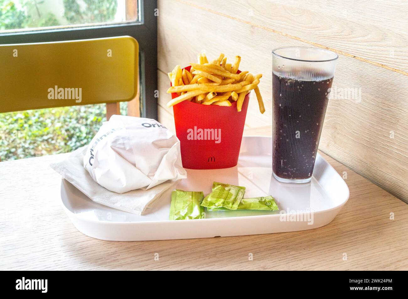 Assevillers, France - 5 août 2023 : menu McDonald's avec Grand Big Mac, frites, Coca-Cola. Frites et Coca-Cola en pla écologiquement réutilisable Banque D'Images