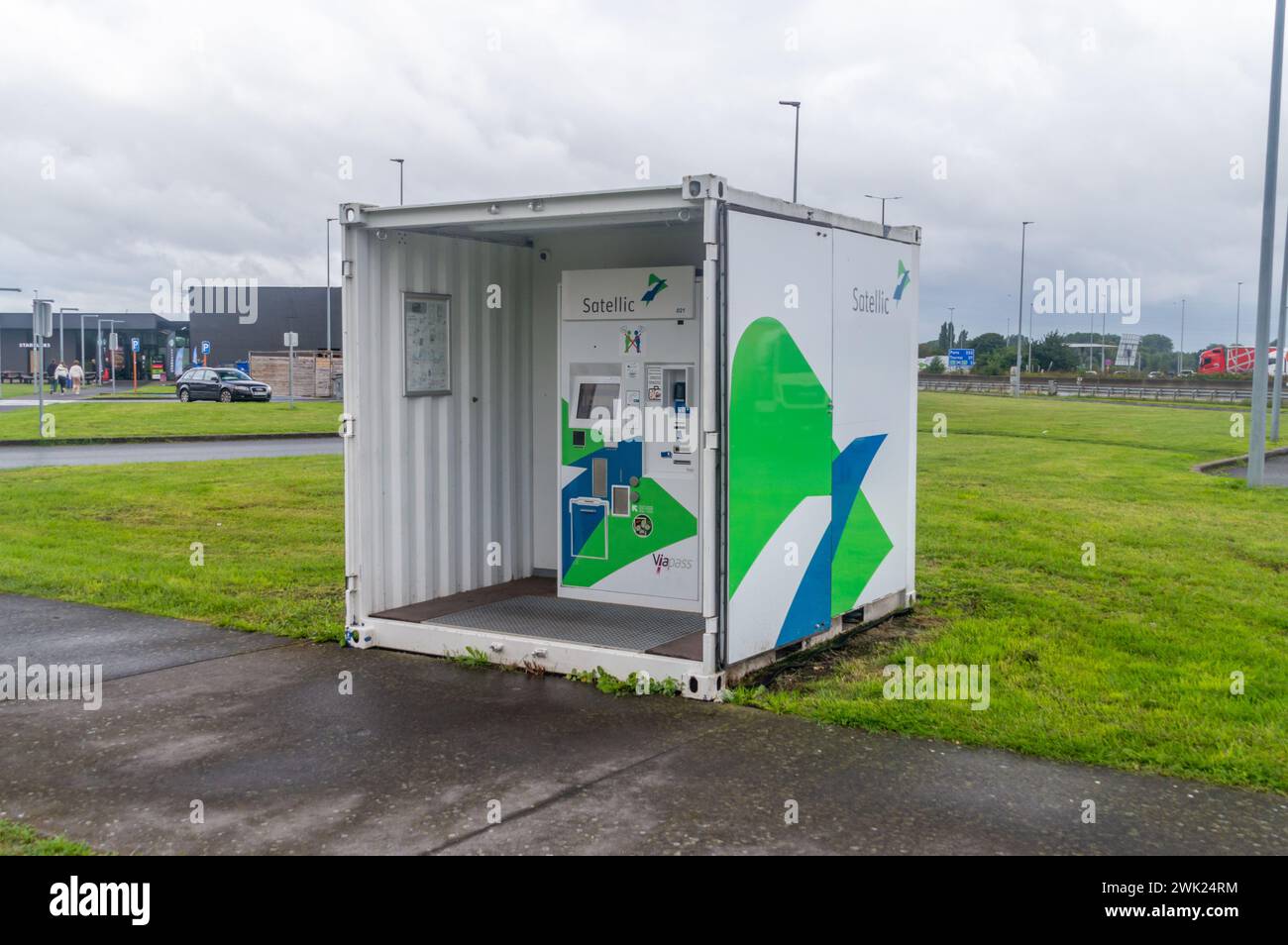 Saint-Ghislain, Belgique - 6 août 2023 : Satellic Viapass vend des boîtes automatiques en Belgique. Banque D'Images