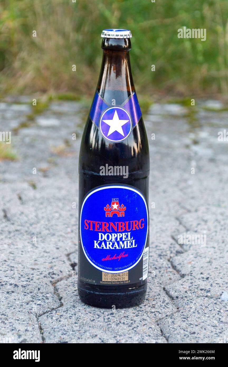 Genthin, Allemagne - 9 septembre 2023 : bouteille de bière Sternburg Doppel Karamel. Banque D'Images