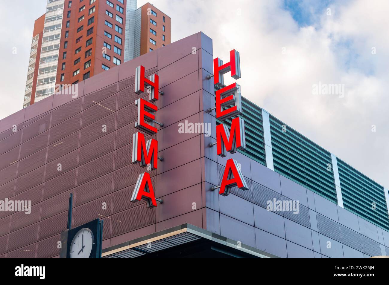 Rotterdam, Nederland - 22 octobre 2023 : logo de Hema. Gema est une chaîne de magasins de variétés néerlandaise. Banque D'Images