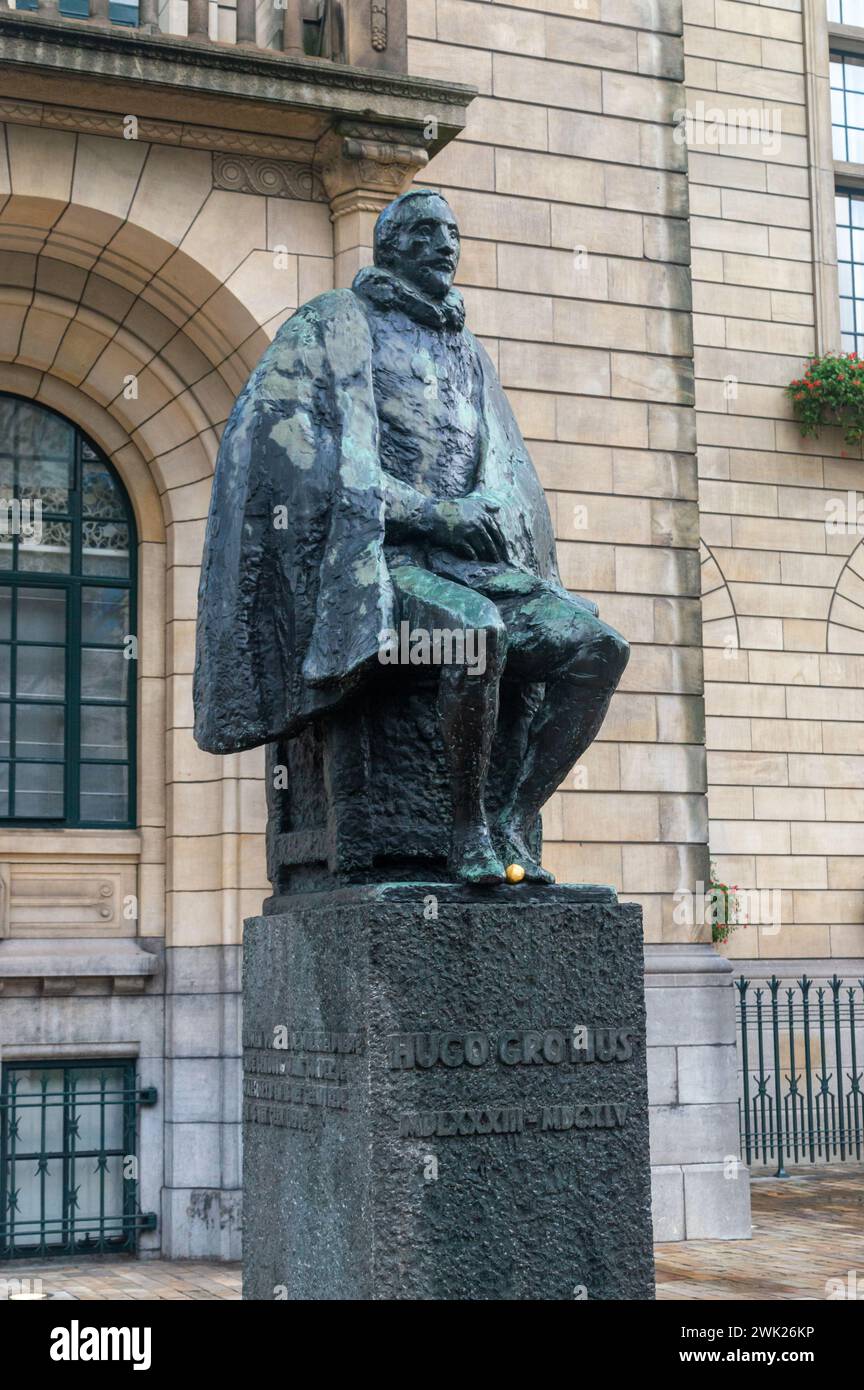 Rotterdam, Nederland - 22 octobre 2023 : statue de Hugo Grotius, humaniste, diplomate, avocat, théologien néerlandais, juriste, homme d'état, poète et dramaturge. Banque D'Images