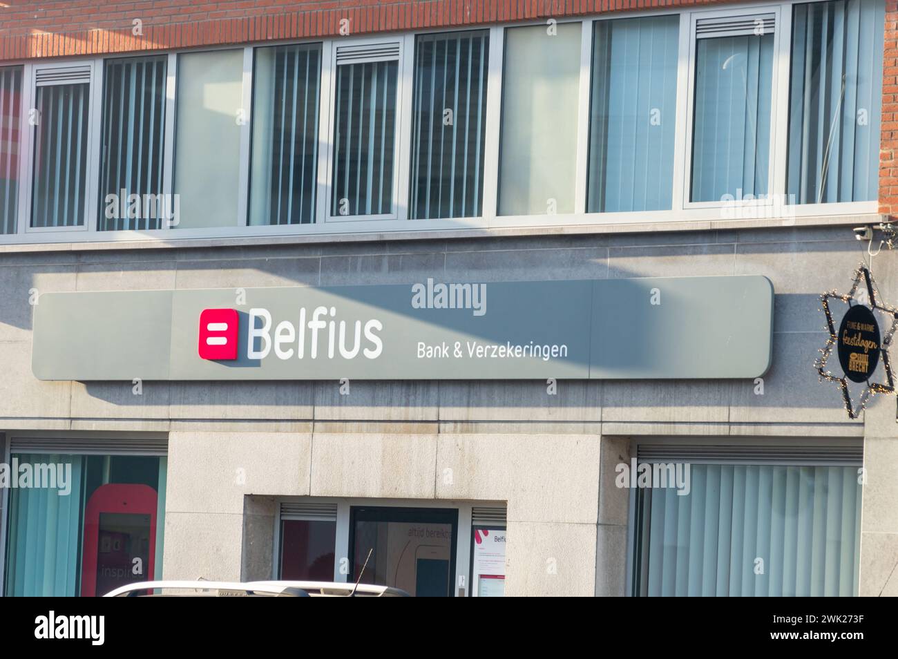 Brecht, Belgique, 10 novembre 2023 : logo et signe de Belfius Bank. Banque D'Images
