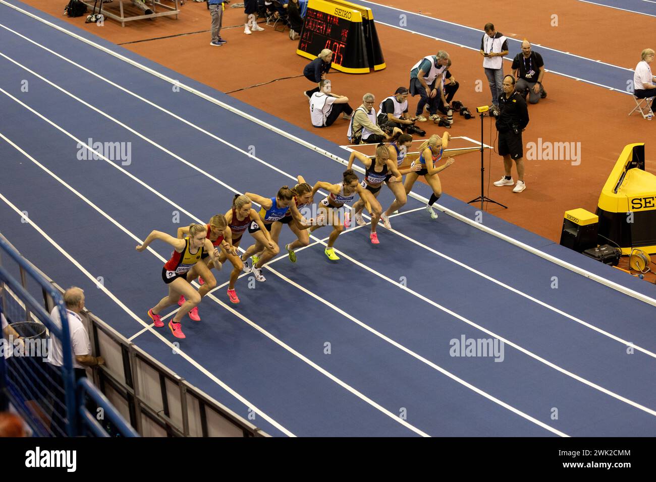 Birmingham, le 17 février 2024, 1500m Women Heats start line, Credit : Aaron Badkin/Alamy Live News Banque D'Images