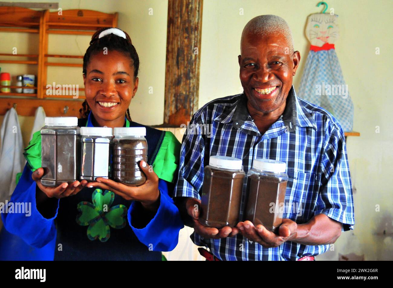 La jeune agricultrice Liza Legodi plante et transforme du café à Ga-Mashashane, un village rural du Limpopo, en Afrique du Sud Banque D'Images