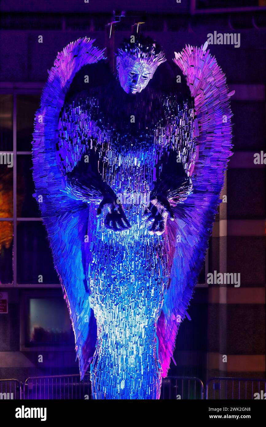 The Knife Angel sculpture en tournée en 2024. Vu ici illuminé la nuit dans le centre-ville de Leeds de février 2024 Banque D'Images