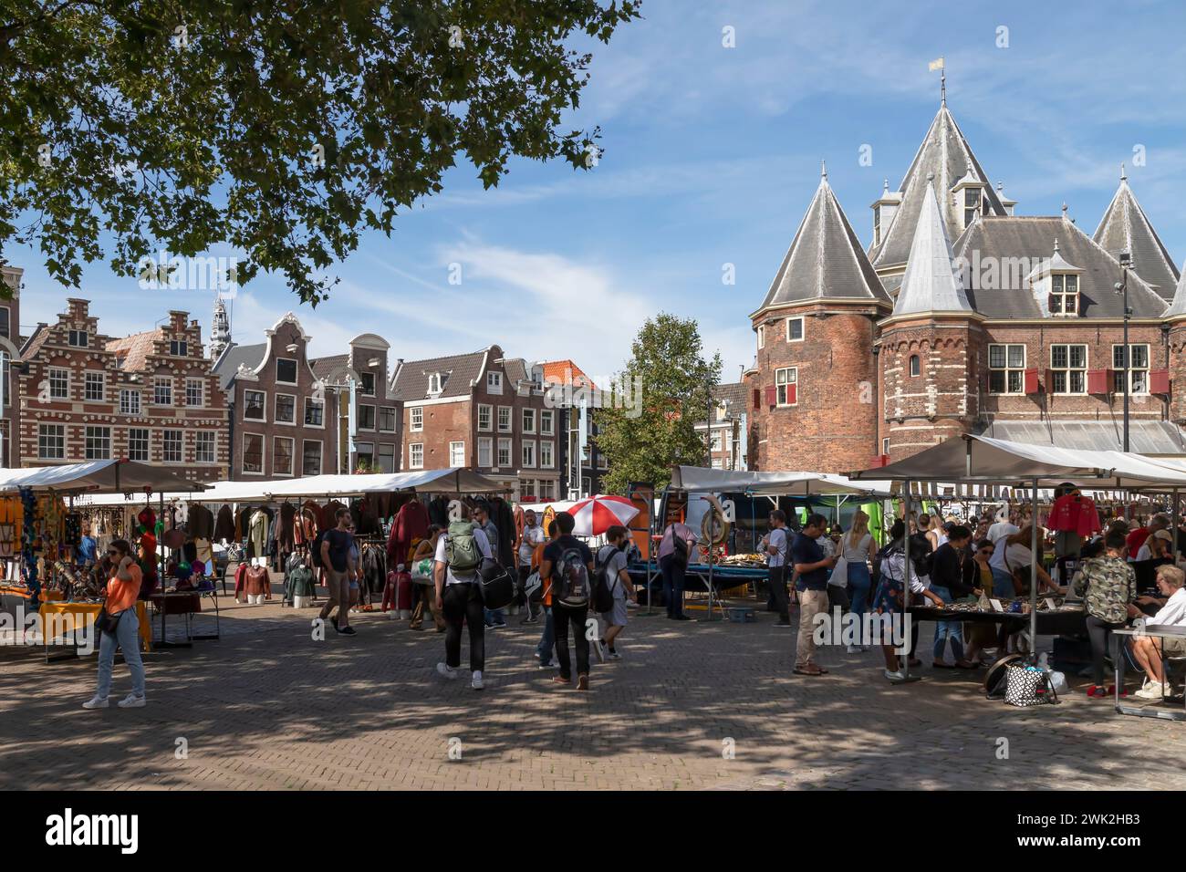 Marché à la maison de pesage sur le Nieuwmarkt à Amsterdam. Banque D'Images