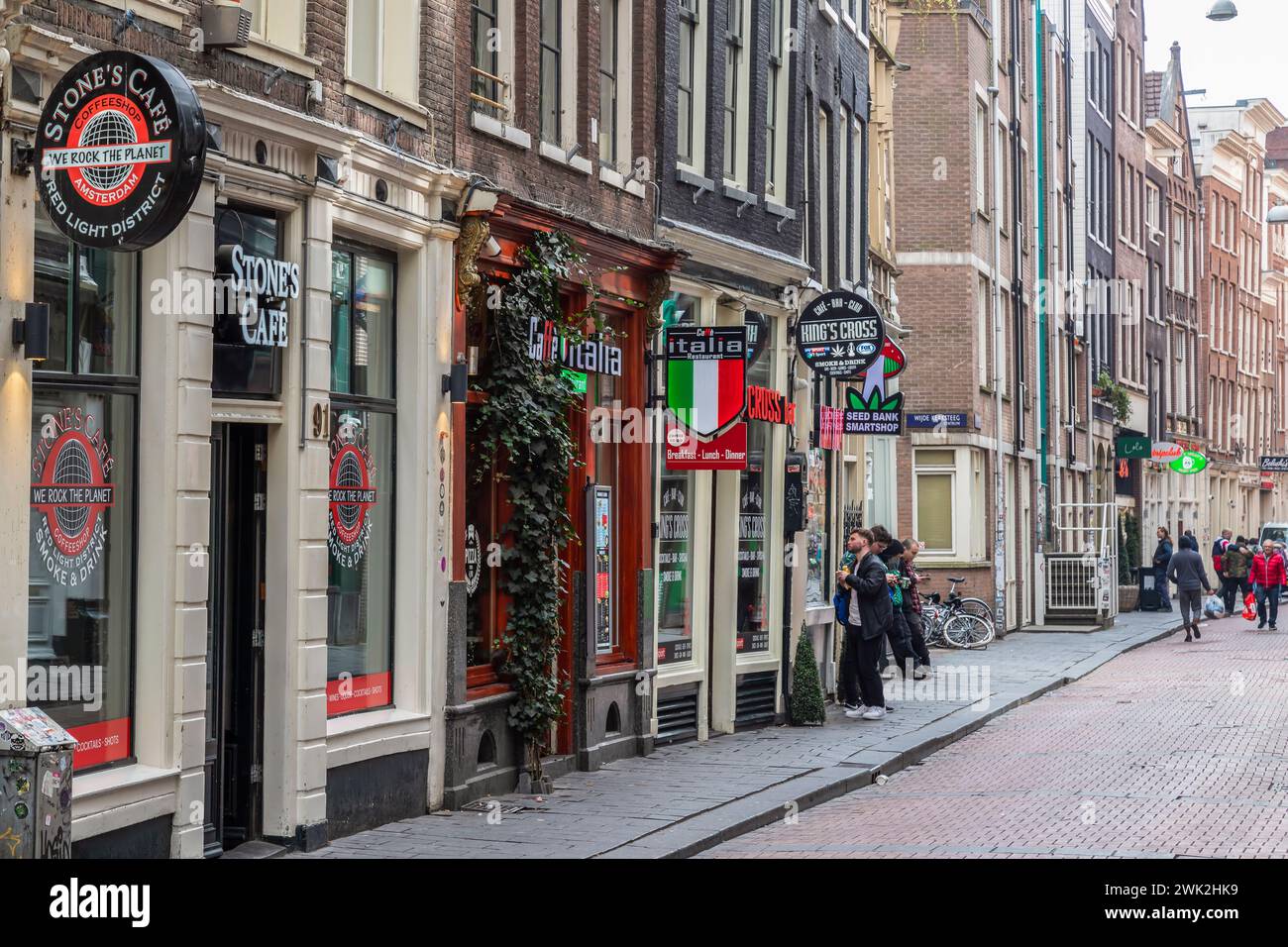 L'une des plus anciennes rues d'Amsterdam - de Warmoesstraat, près du quartier rouge. Banque D'Images