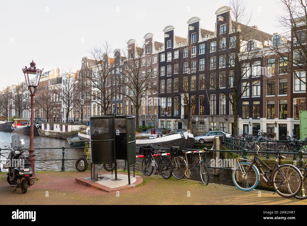 Toilettes publiques le long du canal dans le centre d'Amsterdam. Banque D'Images