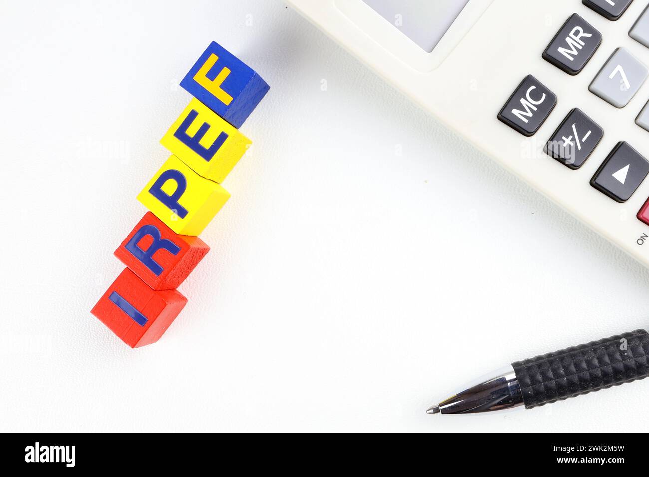 Écrire des lettres d'impôt sur le revenu IRPEF sur des cubes en bois avec un fond de stylo et de bureau de calculatrice. Banque D'Images