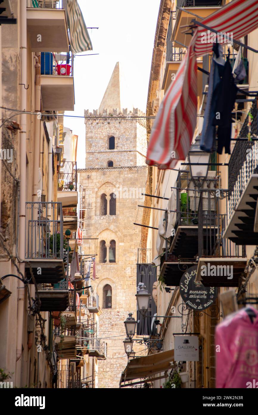 Rue étroite dans le centre historique de Cefalù, Sicile, Italie Banque D'Images