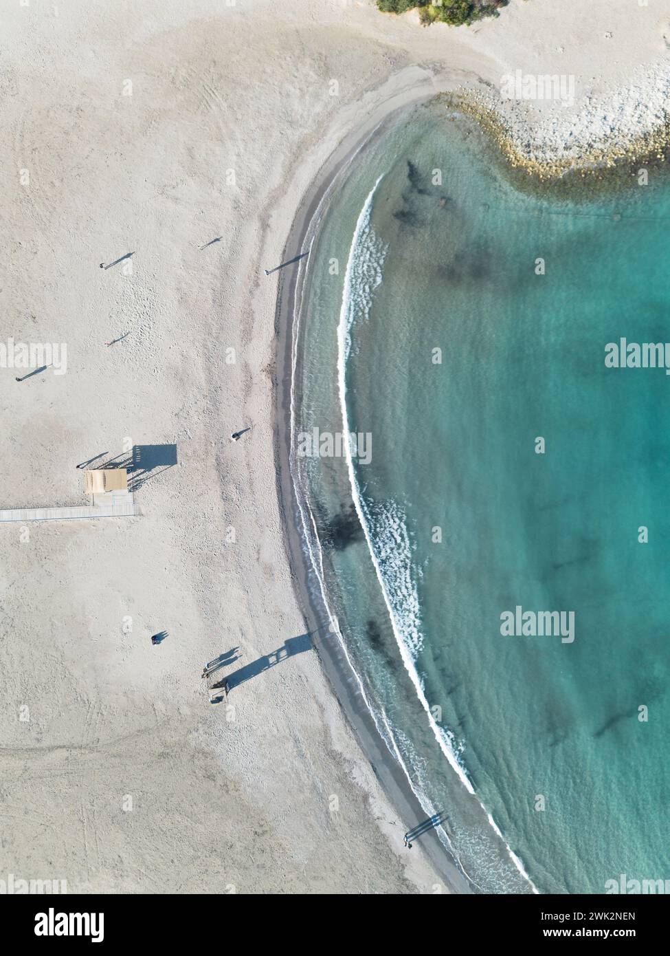 Mer Méditerranée plage Cala Llonga plage dans l'île d'Ibiza vue aérienne de dessus Banque D'Images