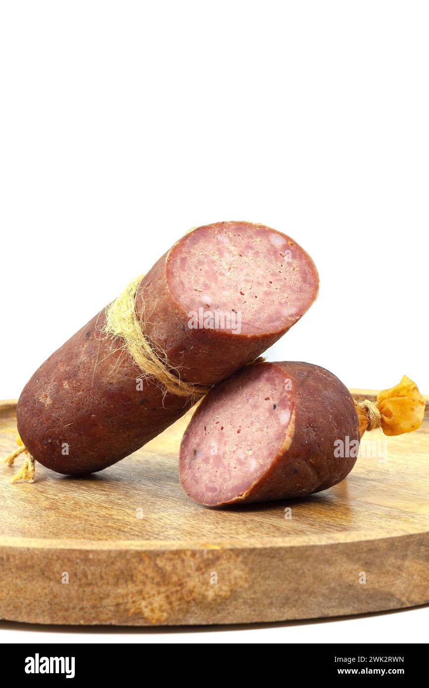Saucisse de bacon séché, préparée selon une recette traditionnelle maison Banque D'Images
