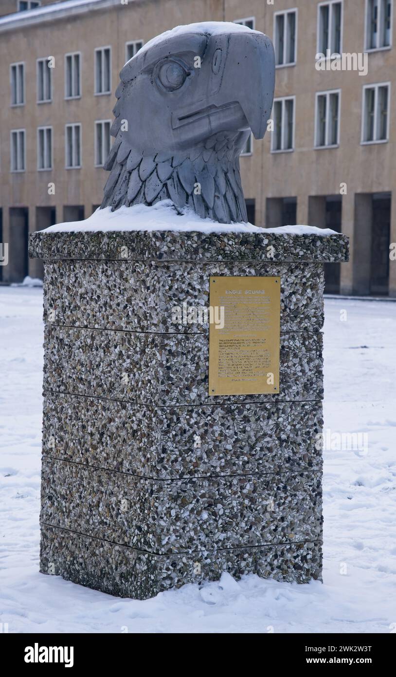 Berlin, Allemagne - 18 janvier 2024 : cette tête d'aigle faisait autrefois partie d'une sculpture de Reichsadler de 4,5 mètres de haut. Il se trouvait au sommet du bâtiment Tempelhof. C Banque D'Images