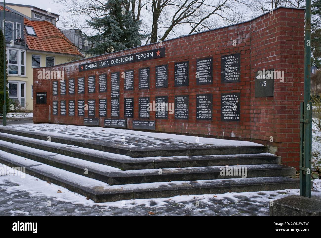 Zeuthen, Allemagne - 22 janvier 2024 : ce cimetière de guerre de l'Armée rouge contient une fosse commune avec 449 soldats soviétiques qui ont été tués en 1945 pendant le second monde Banque D'Images