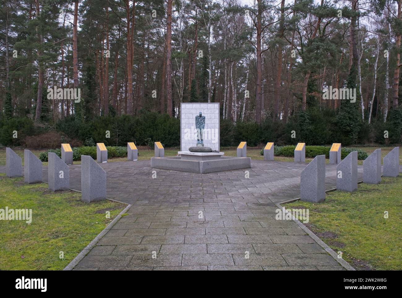 Berlin, Allemagne - 22 janvier 2024 : le cimetière de Zehlendorf contient un grand terrain avec 1166 tombes de guerre italiennes de la seconde Guerre mondiale. Nuageux hiver da Banque D'Images