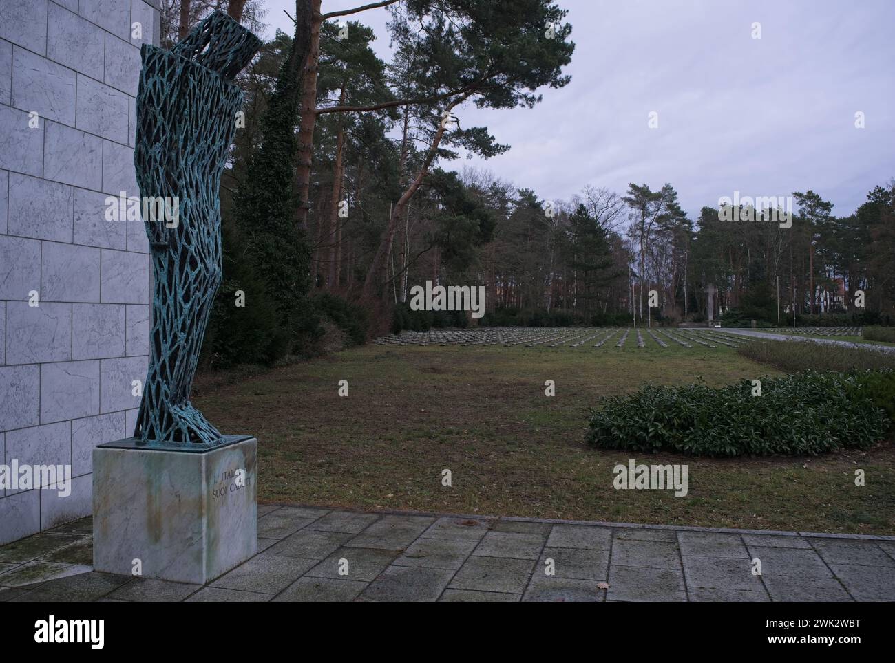 Berlin, Allemagne - 22 janvier 2024 : le cimetière de Zehlendorf contient un grand terrain avec 1166 tombes de guerre italiennes de la seconde Guerre mondiale. Nuageux hiver da Banque D'Images