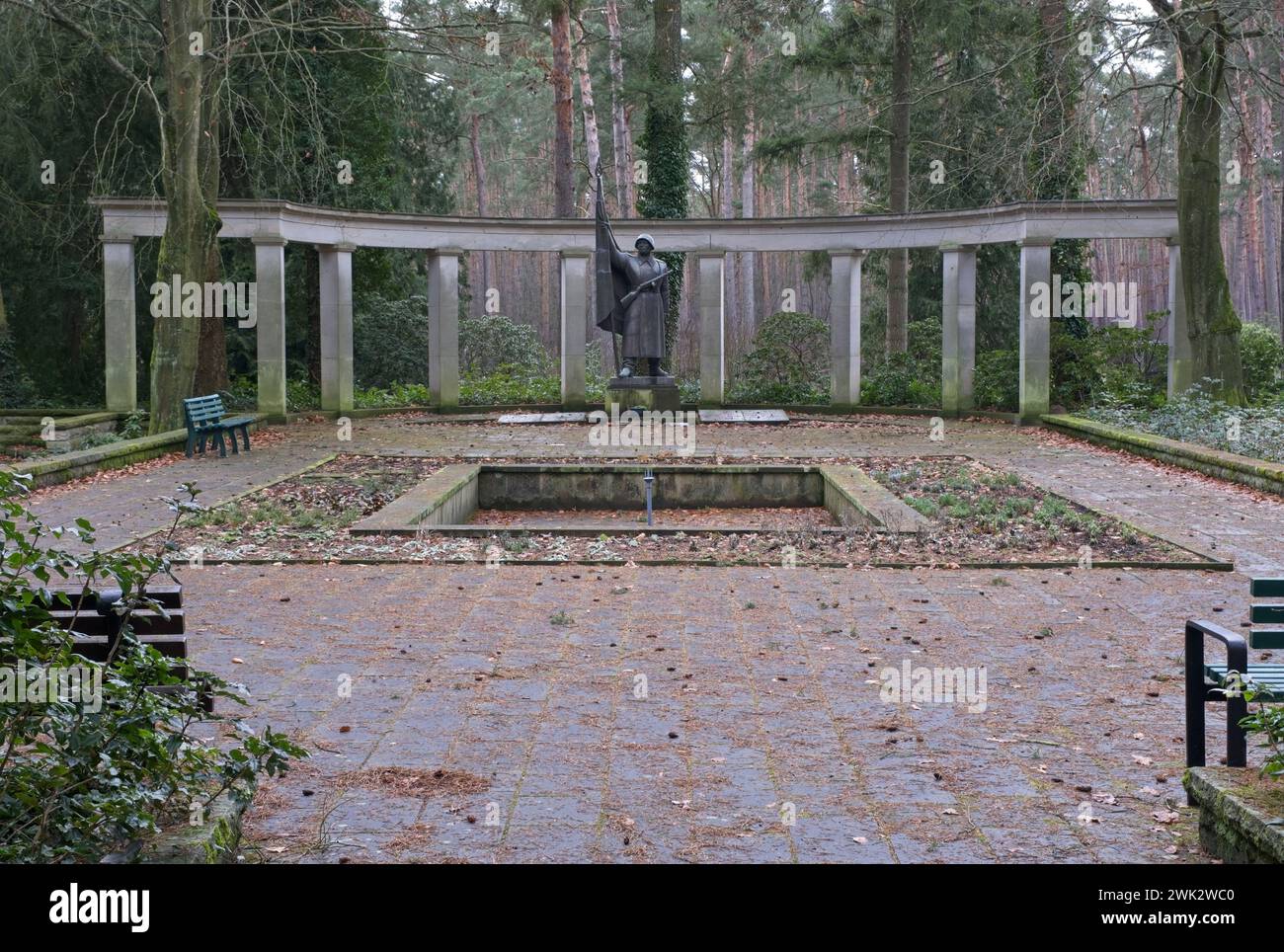 Potsdam, Allemagne - 23 janvier 2024 : ce cimetière de guerre de l'Armée rouge contient les tombes de 2398 soldats soviétiques qui ont été tués en 1945 pendant la seconde Guerre mondiale Banque D'Images