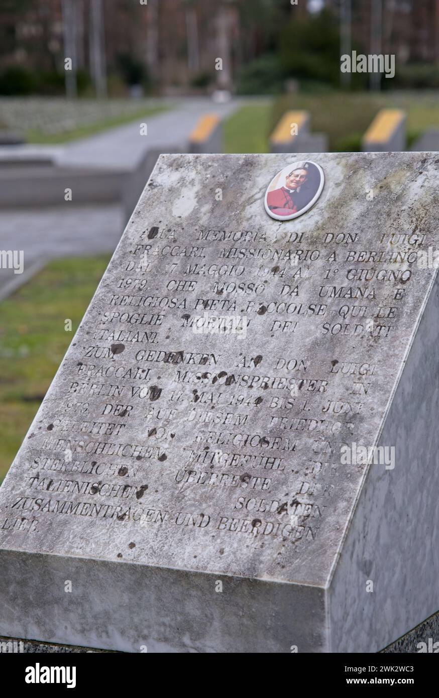 Berlin, Allemagne - 22 janvier 2024 : le cimetière de Zehlendorf contient un grand terrain avec 1166 tombes de guerre italiennes de la seconde Guerre mondiale. Nuageux hiver da Banque D'Images
