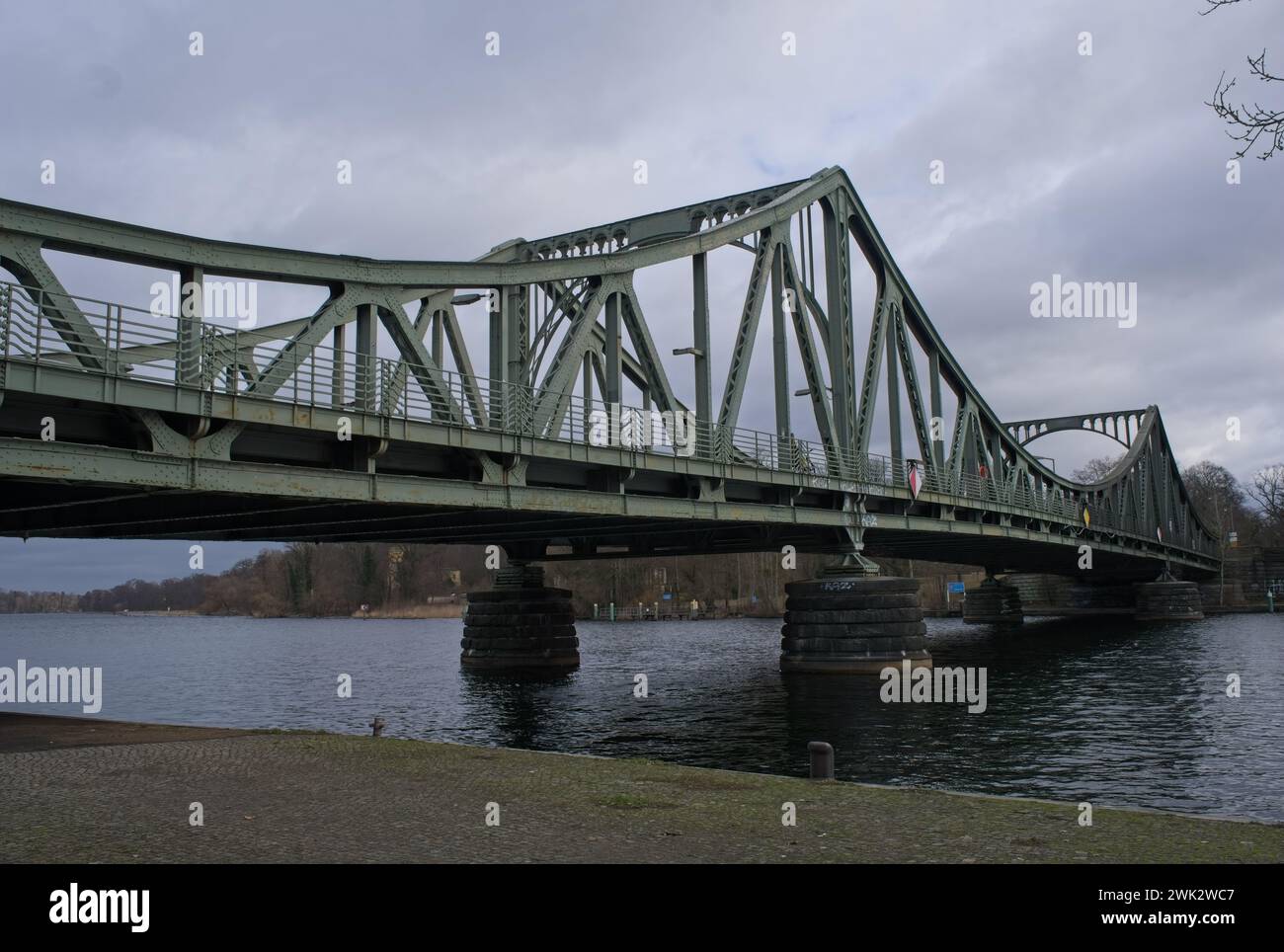 Potsdam, Allemagne - 23 janvier 2024 : pont Glienicke. Le pont des espions. Ancien poste frontalier entre l'Allemagne de l'est et l'Allemagne de l'Ouest. Jour d'hiver nuageux. Sele Banque D'Images