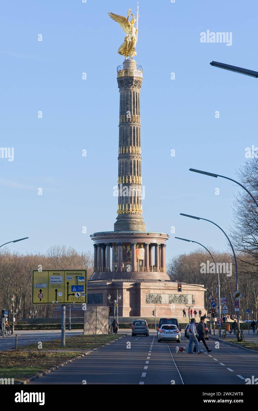 Berlin, Allemagne - 28 janvier 2024 : colonne de la victoire à Berlin. Vue du milieu de la rue. Journée ensoleillée d'hiver. Mise au point sélective Banque D'Images