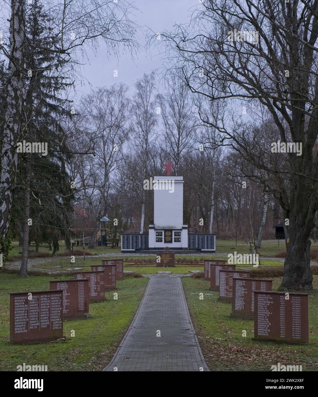 Reitwein, Allemagne - 2 février 2024 : ce cimetière de guerre de l'Armée rouge contient les tombes de 3000 soldats soviétiques qui ont été tués en 1945 pendant la seconde Guerre mondiale Banque D'Images