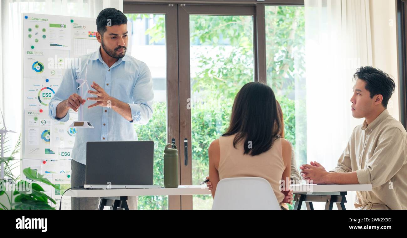 Brainstorming de l'équipe de diversité en ESG (environnement, football, gouvernance) objectifs d'affaires de durabilité odd dans le bureau vert Banque D'Images