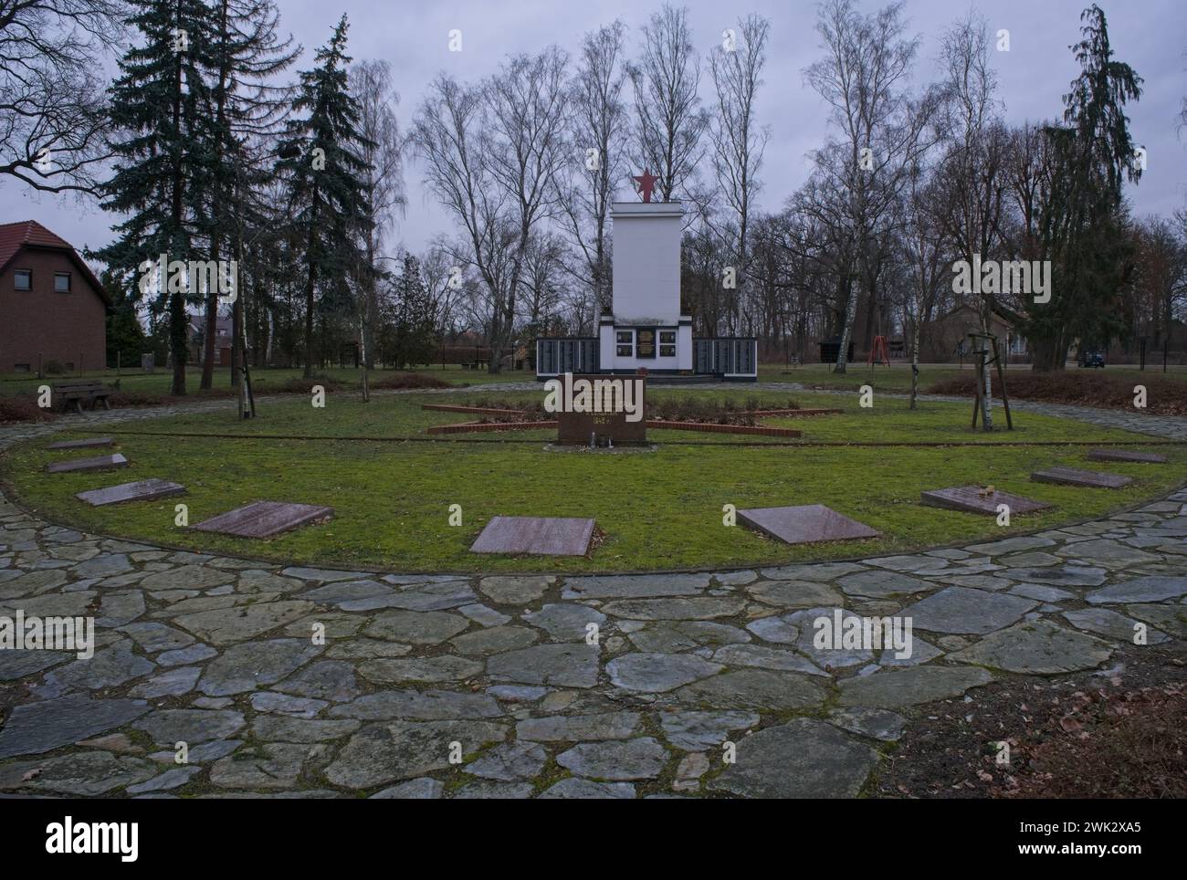 Reitwein, Allemagne - 2 février 2024 : ce cimetière de guerre de l'Armée rouge contient les tombes de 3000 soldats soviétiques qui ont été tués en 1945 pendant la seconde Guerre mondiale Banque D'Images