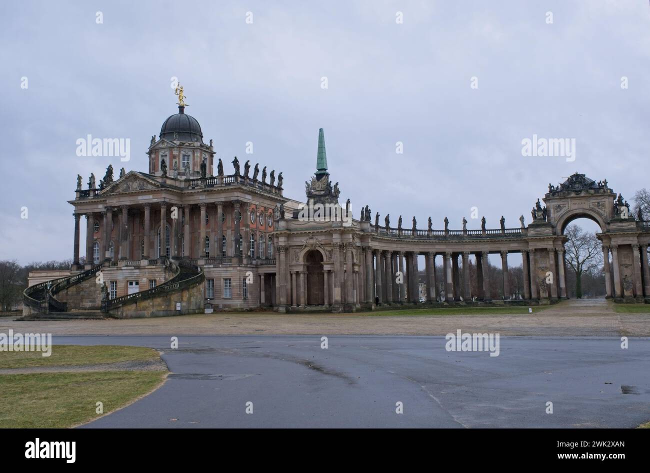 Potsdam, Allemagne - 3 février 2024 : Université de Potsdam. Jour d'hiver nuageux. Mise au point sélective Banque D'Images