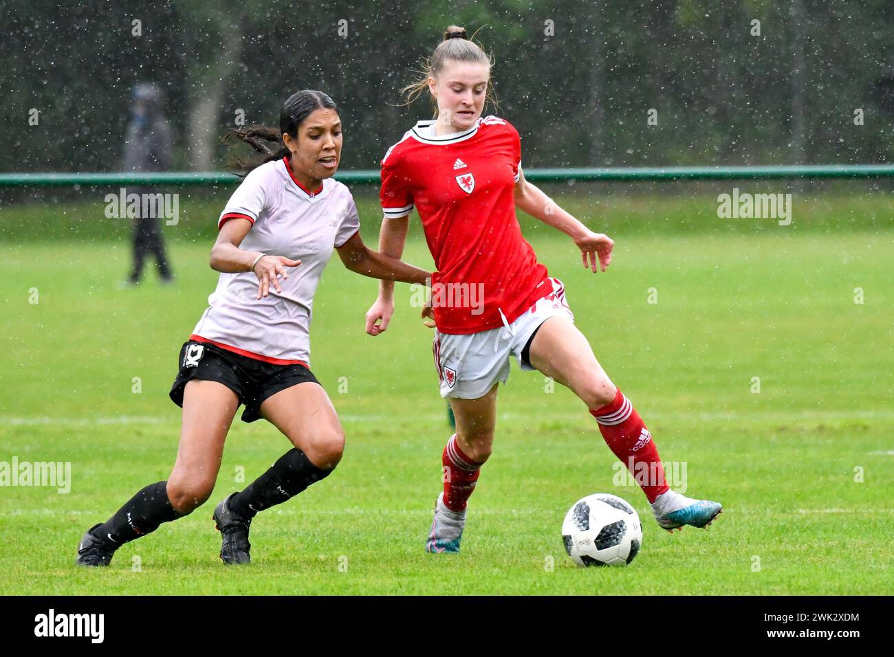 Pontypridd, pays de Galles. 25 août 2023. Aimee Deacon de FAW Girls Academy South Under 16 en action lors du match amical entre FAW Girls Academy South Under 16 et Milton Keynes dons SET Girls Under 16 au USW Sport Park à Pontypridd, pays de Galles, Royaume-Uni le 25 août 2023. Crédit : Duncan Thomas/Majestic Media. Banque D'Images