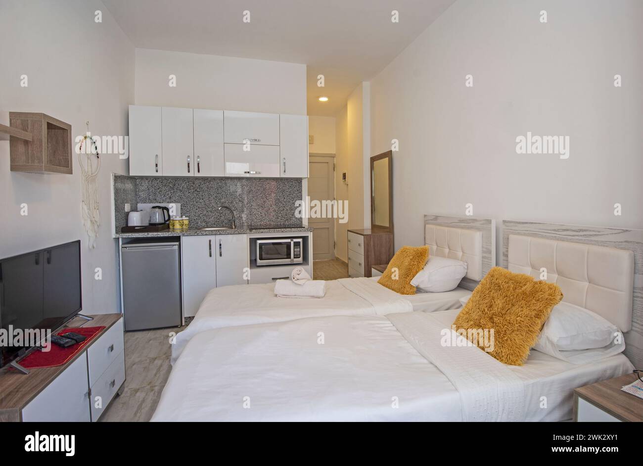 Décoration intérieure mobilier de luxe salon maison appartement chambre montrant meubles et lits jumeaux avec cuisine Banque D'Images